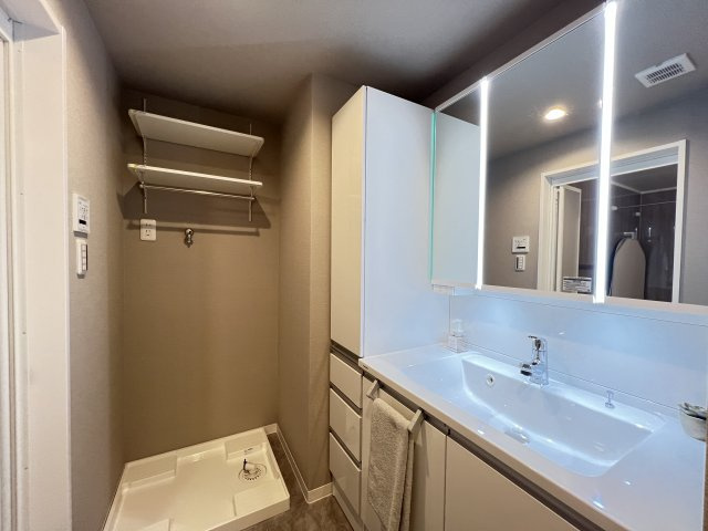 ファミール大和八木畝傍苑の洗面所|ゆったりとスペースのある洗面所