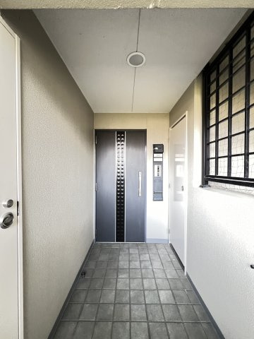 ファミール大和八木畝傍苑の玄関|明るい玄関です