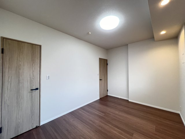 ファミール大和八木畝傍苑の洋室|収納力と広さを兼ね備えた快適洋室