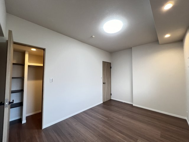 ファミール大和八木畝傍苑の洋室|収納力と広さを兼ね備えた快適洋室