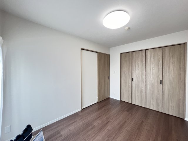 ファミール大和八木畝傍苑の洋室|大容量クローゼット付きで収納力も充実