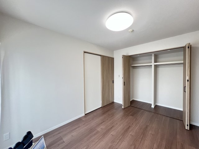 ファミール大和八木畝傍苑の洋室|大容量クローゼット付きで収納力も充実