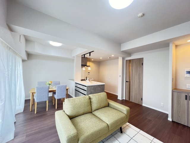 ファミール大和八木畝傍苑の居間・リビング|ダイニングと一体で使える開放的なLDK