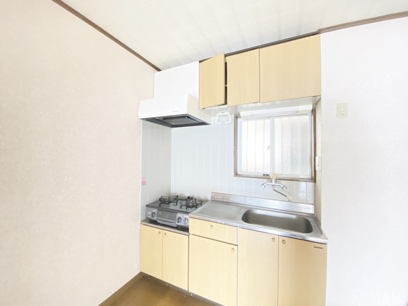 葛飾区新小岩４丁目のアパートのキッチン|日常使いにちょうど良いキッチン。右のスペースに冷蔵庫が置けます。