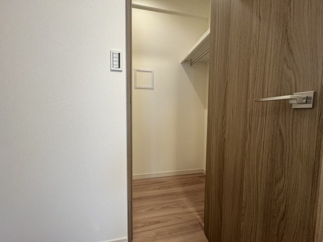 ライオンズステージ東陽町の収納|収納力抜群のウォークインクローゼットです♪