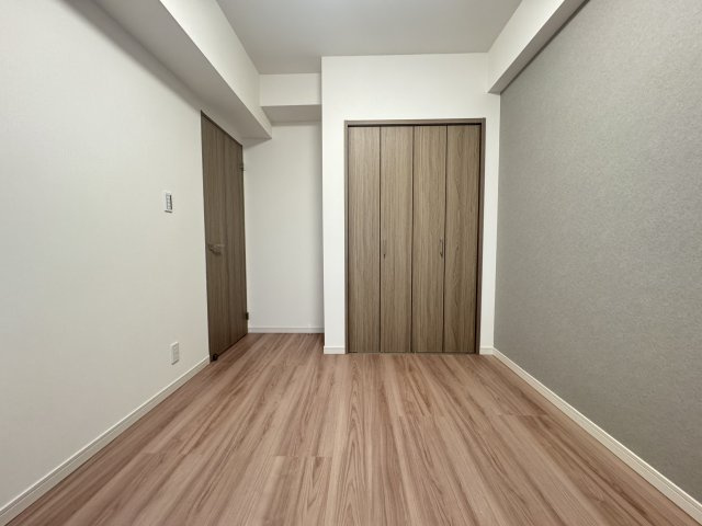 ライオンズステージ東陽町の洋室|5.1畳の洋室はクローゼットを設置しております♪