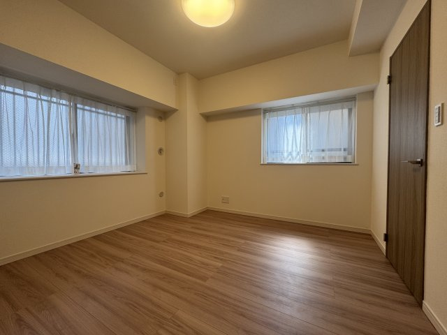 ライオンズステージ東陽町の洋室|6.9畳の主寝室は2面採光です♪