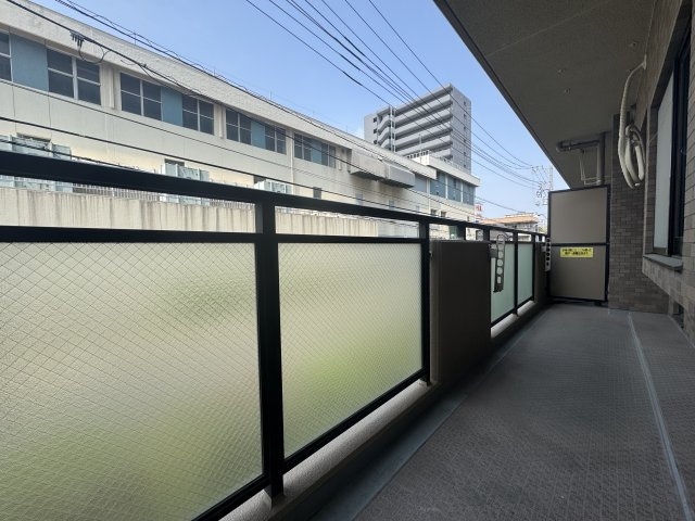 ライオンズステージ東陽町のバルコニー|10.65㎡のバルコニーです♪
前面の建物とは距離があり陽当たり眺望良好です♪