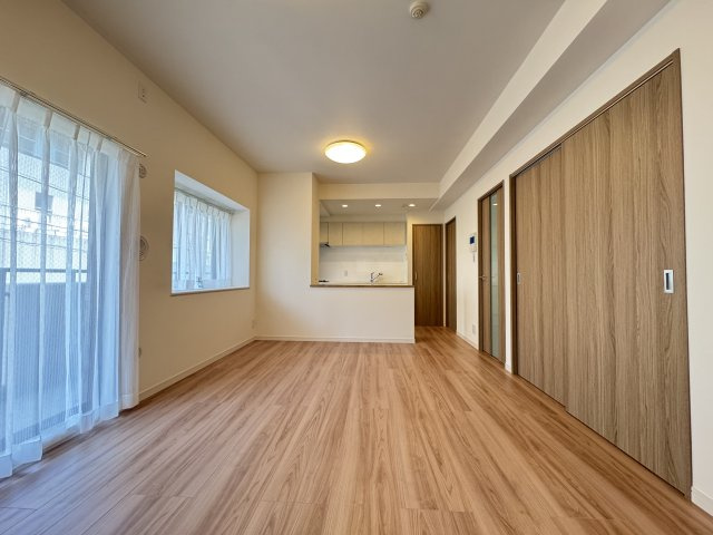 ライオンズステージ東陽町の居間・リビング|14.5畳の洋室です♪
南・西の2面採光で明るい光が入り込みます♪