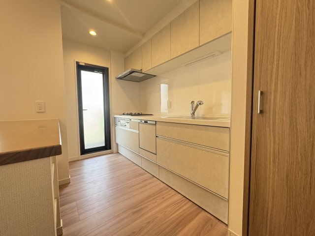 ライオンズステージ東陽町のキッチン|食洗器付きのキッチンです♪
背面にはカウンターを採用しております♪