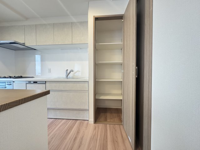 ライオンズステージ東陽町の収納|キッチン横には収納力抜群の棚を設置しております♪