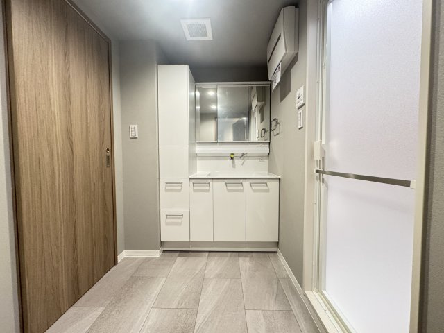 ライオンズステージ東陽町の独立洗面台|清潔感溢れる洗面化粧台です♪