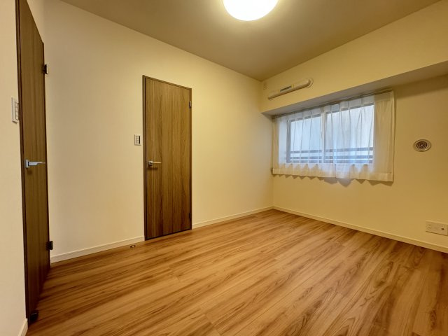 ライオンズステージ東陽町の洋室|洋室にも光が入り込みます♪
大型ウォークインクローゼット設置