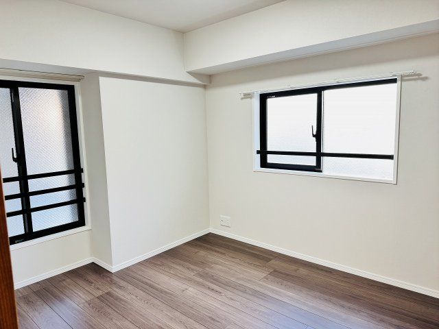 リッツタワー八王子の寝室|～6.0帖の主寝室　2面採光で明るく風通しの良いお部屋です～