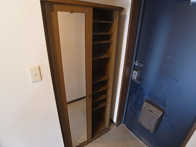 サンノーブル兵庫の玄関|鏡付きのシューズBOX