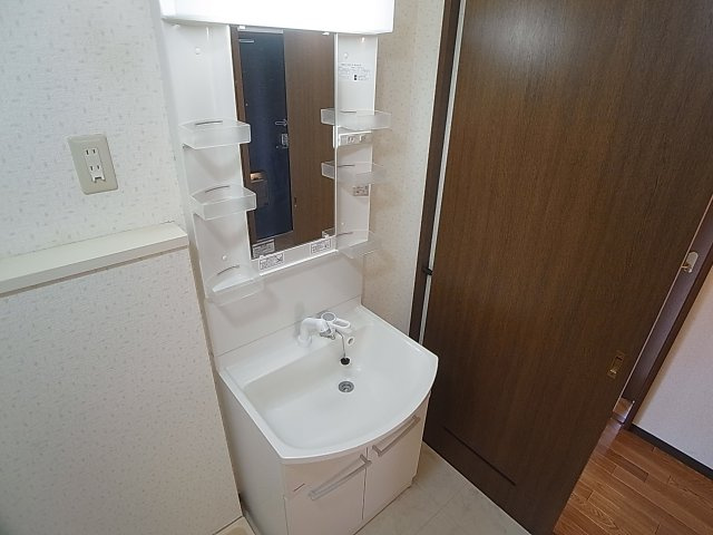 サンノーブル兵庫の洗面所|シャワー付きの独立洗面台