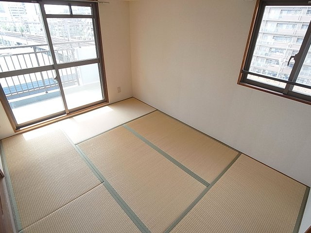 サンノーブル兵庫の内装|2面窓の明るい和室