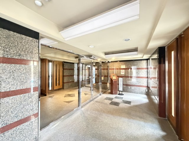 レーベンハイム北綾瀬のエントランス|オートロック採用、明るい内装のエントランス内部です。