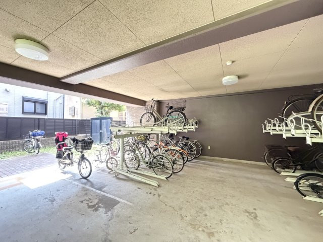 レーベンハイム北綾瀬の駐輪場