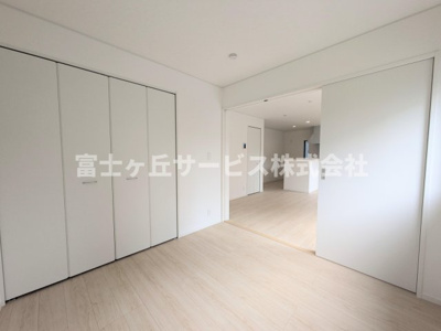 【洋室】 | 磐田市見付 9期 新築一戸建て | リビング横の洋室です