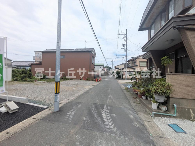 【前面道路含む現地写真】 | 磐田市見付 9期 新築一戸建て | 前面道路です