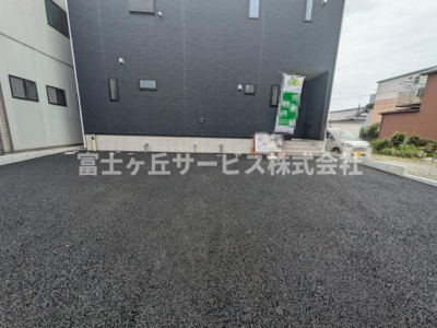 【駐車場】 | 磐田市見付 9期 新築一戸建て | ４台駐車可能です