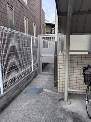 【周辺】 | プランドールナガイ | 駐輪場横の扉を進むと、、、