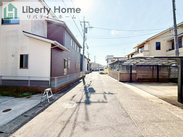 古河市駒羽根　中古戸建の前面道路含む現地写真
