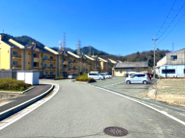 高島市勝野分譲地（1号地）の前面道路含む現地写真