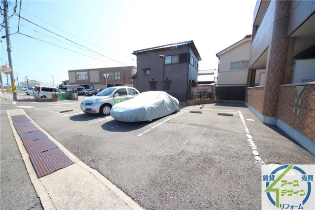 エイトピア八木の駐車場
