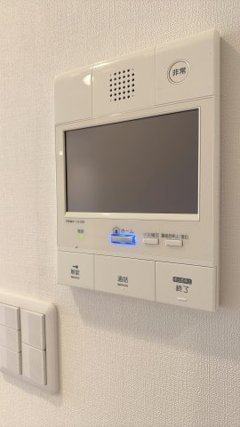 【防犯設備】 | コスモ六本松シティフォルム☆仲介手数料無料☆ | 【TVモニター付インターホン】来客を映像で確認できる安心の防犯設備。セキュリティ重視の方にもご満足いただける、安全な暮らしをサポートする住まいです。