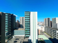 【展望】 | コスモ六本松シティフォルム☆仲介手数料無料☆ | 心地よい風と陽光が舞い込む開放的なロケーション。利便性豊かな六本松エリアにいながら、周囲の視線を気にせずのびのびと過ごせる希少な住環境です。