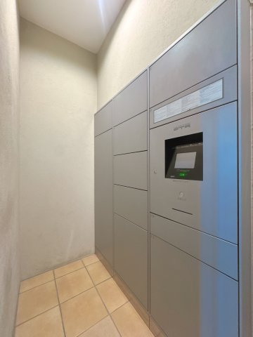 【その他共用部分】 | コスモ六本松シティフォルム☆仲介手数料無料☆ | 帰宅が遅い日や、手が離せないテレワーク中も、荷物をしっかりキャッチ。再配達のストレスから解放され、スマートな暮らしを実現します。