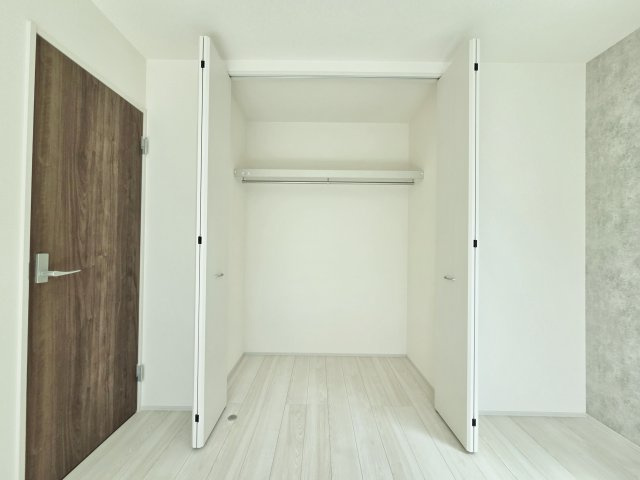 練馬区谷原1丁目 限定1棟の収納|2階7.0帖洋室　クローゼット
壁面には大型のクローゼットを完備しております
お部屋はスッキリとお使いいただけます