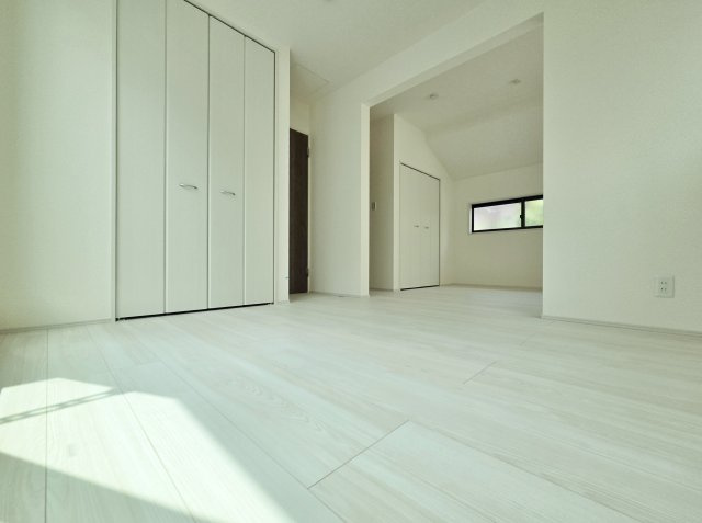 練馬区谷原1丁目 限定1棟の洋室|2階5.25帖＋5.25帖
現況10.5帖の洋室ですが2ドア仕様で2間に変更可能なフレキシブル設計
家族構成やライフスタイルの変化に対応できます