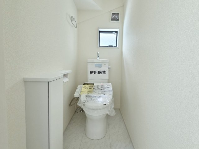 練馬区谷原1丁目 限定1棟のトイレ|トイレは1階・2階にございます
温水洗浄暖房便座機能付！
忙しい朝も快適に　家族みんなに優しい間取り