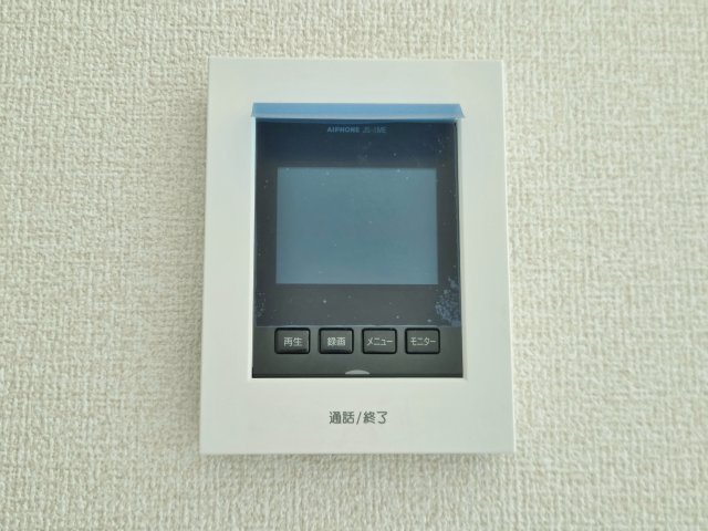 練馬区谷原1丁目 限定1棟のセキュリティ|【TVモニター付きインターホン】
インターホンの映像で来訪者の声と顔を確認後鍵を解錠することができるTVモニター付きインターホン完備