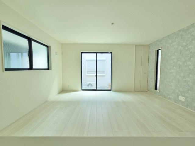 練馬区谷原1丁目 限定1棟の居間・リビング|キッチン上部はお洒落なポップアップ天井仕様
リビングをより華やかに演出いたします♪♪