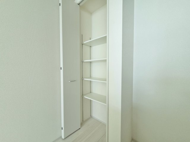 練馬区谷原1丁目 限定1棟の収納|【パントリー】
食材のストックや調理器具の収納に便利なパントリー完備
災害対策用の備蓄庫としてもお使いいただけます