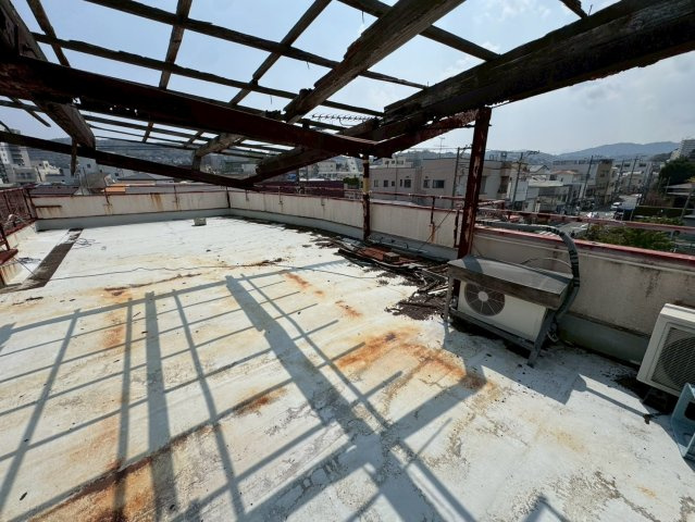 静岡県伊東市　一棟マンションの駐車場
