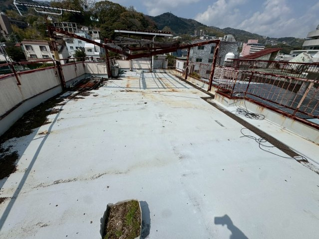 静岡県伊東市　一棟マンションの駐車場