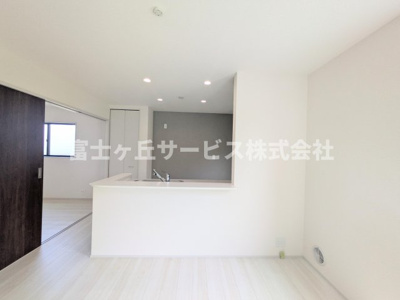 【キッチン】 | 磐田市前野 新築一戸建て | 前から見たキッチンです