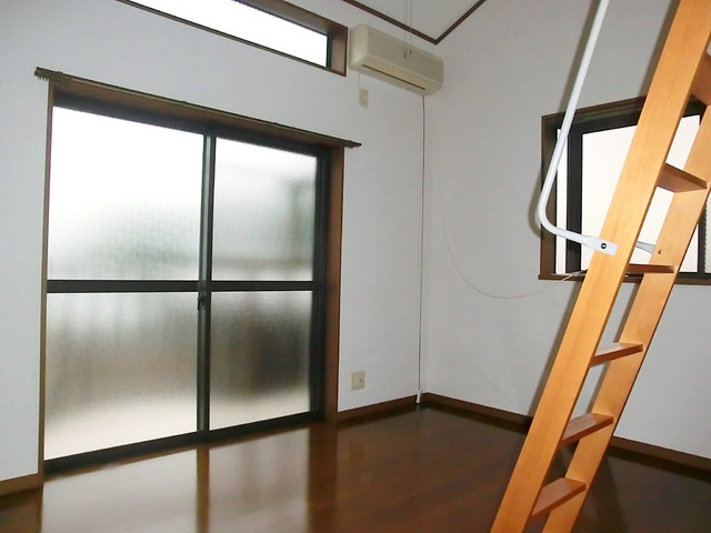 サンフラワー西小岩の居間・リビング|二面採光で明るいお部屋！出窓がオシャレ♪