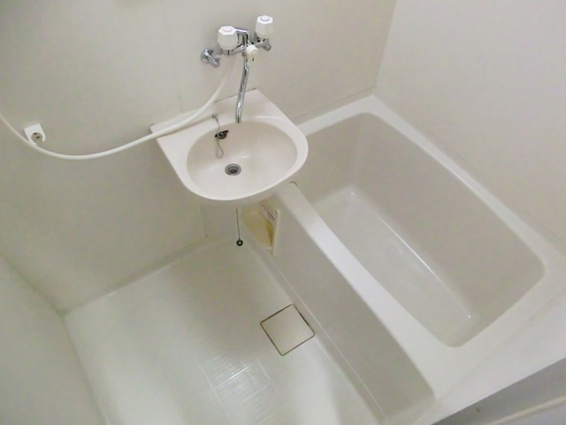 サンフラワー西小岩の浴室|とっても綺麗な二点ユニットバスです♪窓付き！