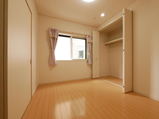 【洋室】 | 甲府市蓬沢町 平成23年築 中古戸建 車5台 内外装大変綺麗 | 1階5.5帖洋室