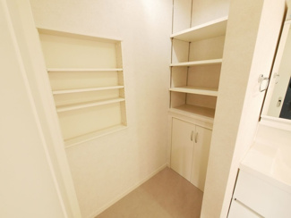 【収納】 | 甲府市蓬沢町 平成23年築 中古戸建 車5台 内外装大変綺麗 | 2階　洗面室
