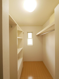【収納】 | 甲府市蓬沢町 平成23年築 中古戸建 車5台 内外装大変綺麗 | 2階　ウォークインクローゼット