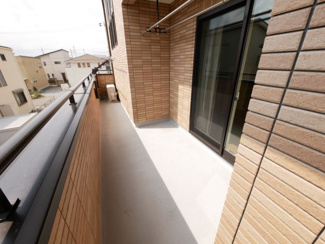 【バルコニー】 | 甲府市蓬沢町 平成23年築 中古戸建 車5台 内外装大変綺麗 | 広々ワイドバルコニー