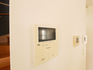 【セキュリティ】 | 甲府市蓬沢町 平成23年築 中古戸建 車5台 内外装大変綺麗 | モニター付きインターフォン