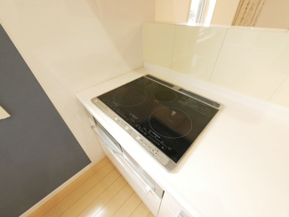 【キッチン】 | 甲府市蓬沢町 平成23年築 中古戸建 車5台 内外装大変綺麗 | ＩＨクッキングヒーター
